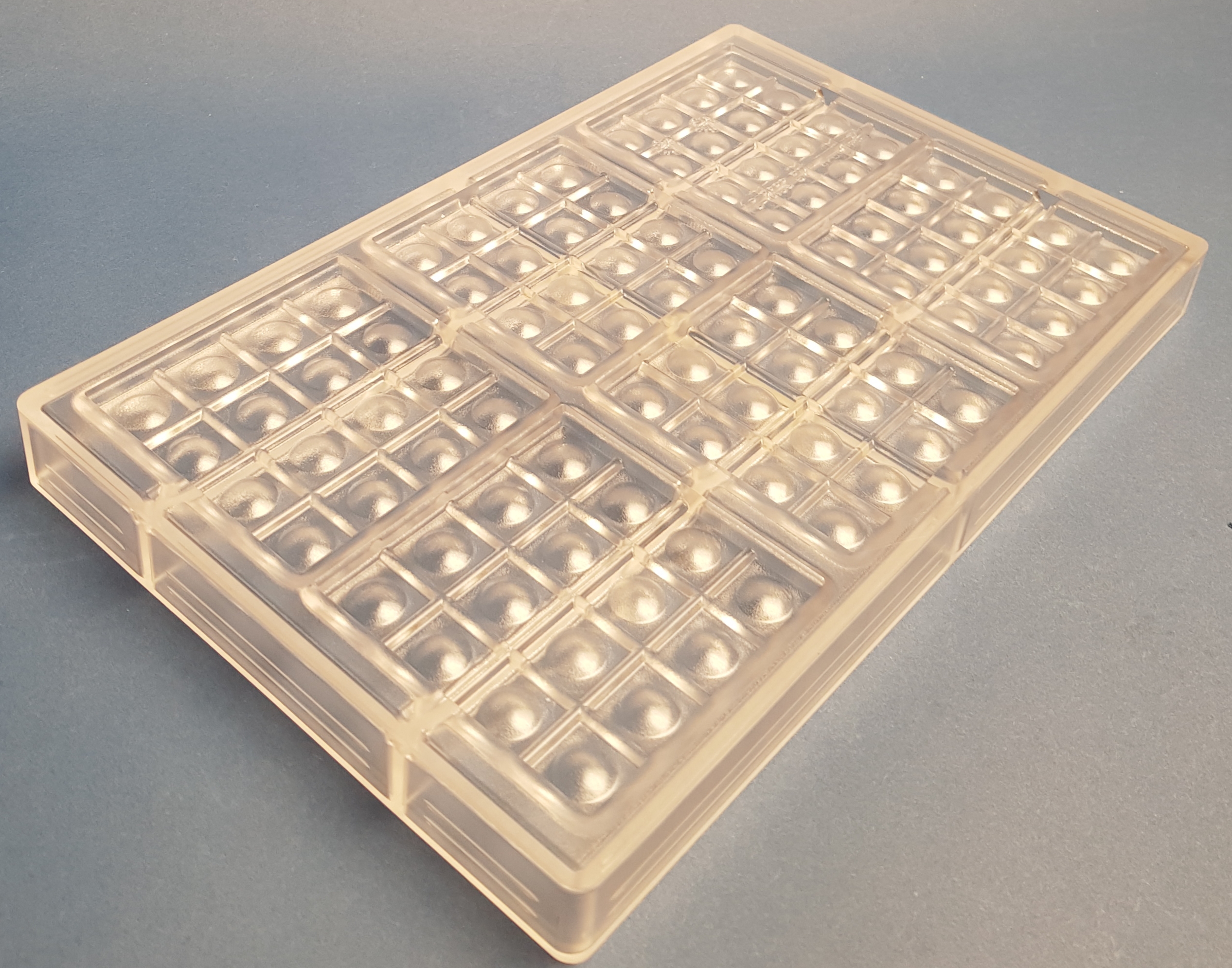 Product image 2 of the product “Square tablet with dents ”